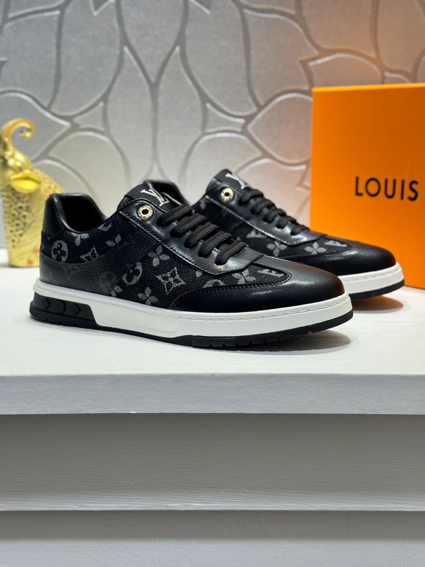 Men's shoes 💰400 [New style] 🐛🐛Top original order - Louis Vuitton®️ Trendy and fashionable yet low-key men's casual shoes, uppers made of LV denim spliced ​​with cowhide, comfortable and breathable, sheepskin lining, original rubber outsole, two colors available ~ a must-have for stylish men. Size: 38-44 (45 customized